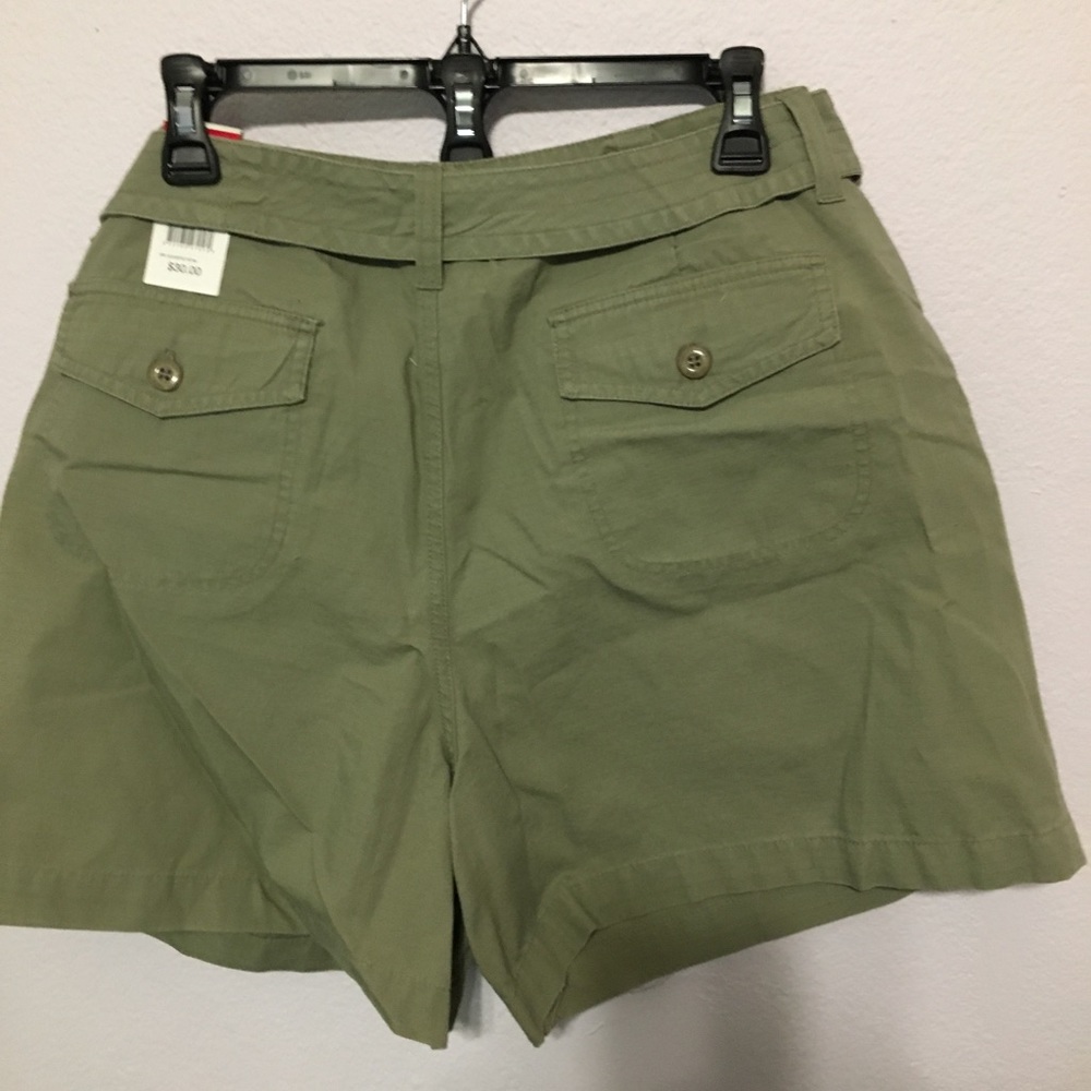 Sz 16 khaki Gloria Vanderbilt NWT shorts.